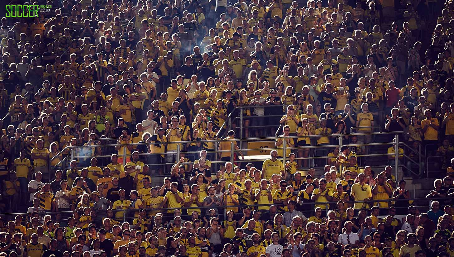 the-yellow-wall-25
