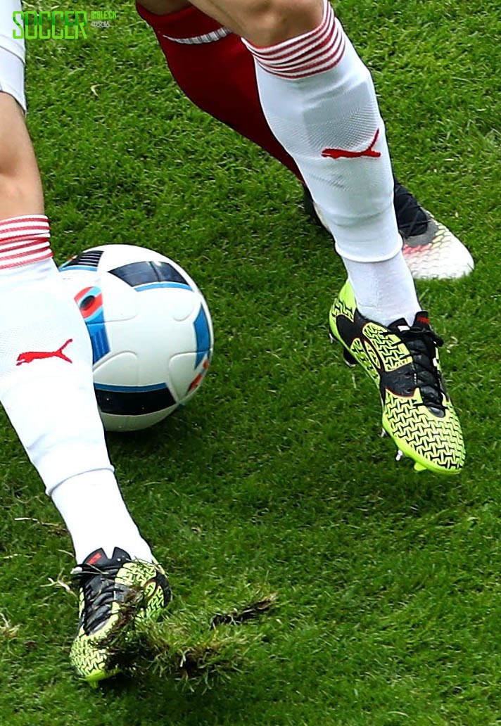 Granit Xhaka (Switzerland) Under Armour Clutchfit 2.0