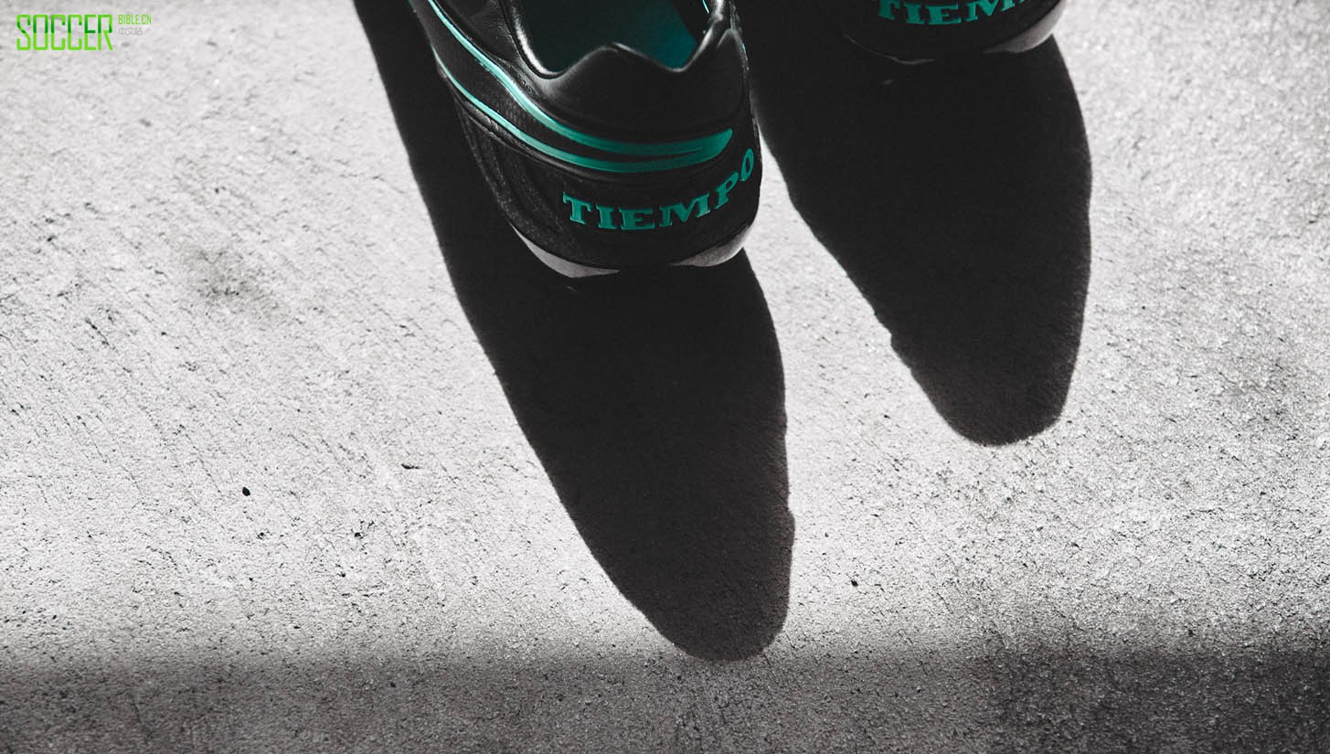 pitch-dark-nike-closer-look-img4