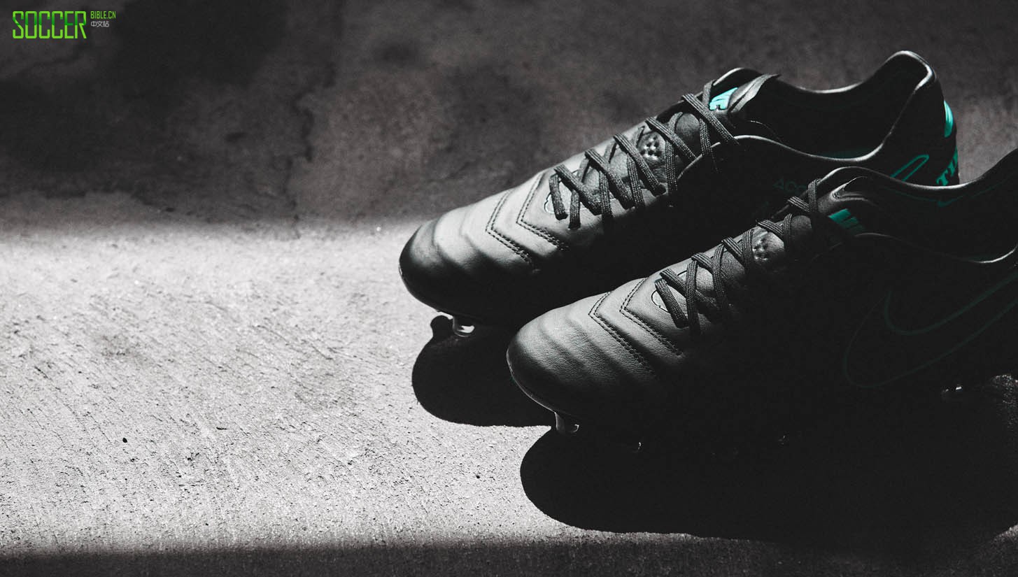 pitch-dark-nike-closer-look-img1