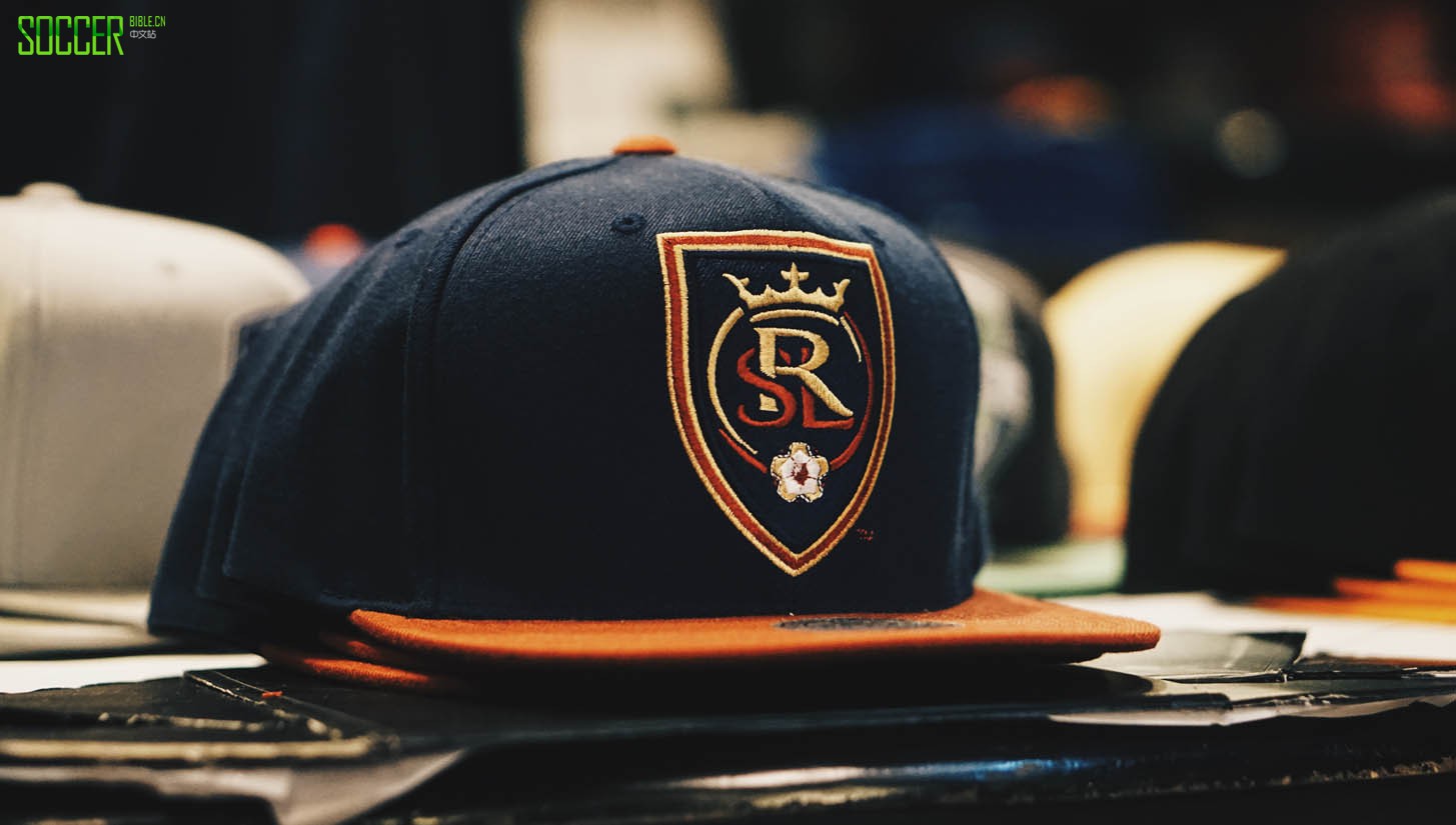 mitchell-and-ness-soccerbible_0018_img_2675