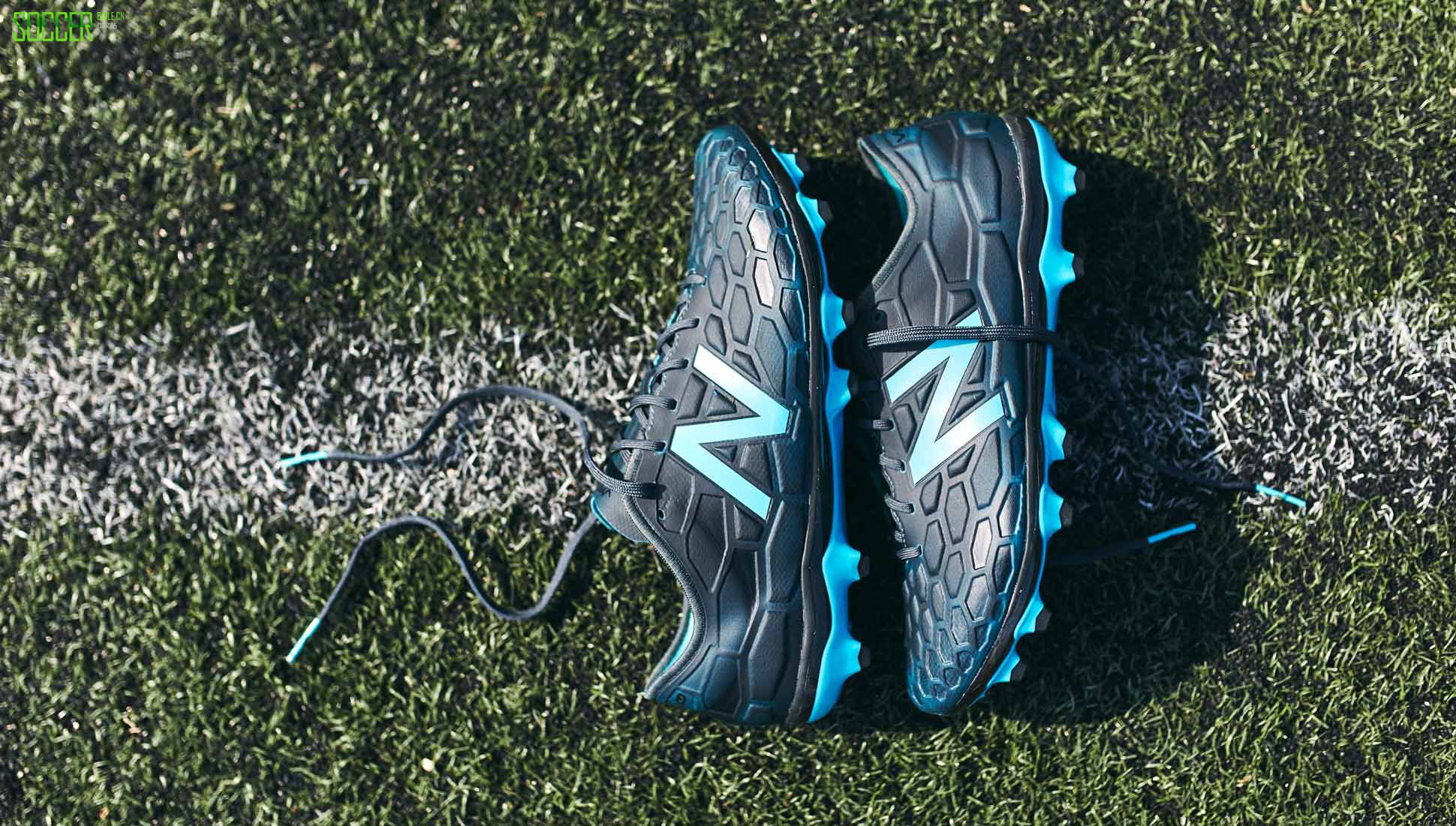 New Balance再一次用神奇的球鞋变色艺术开启了他们第二轮限量足球鞋的大幕,不过这一次主角变成了Visaro 2.0。和之前的遇水变色的Furon 2.0 Hydra不同的是,第二代Visaro采用的是另外一种创新的方法,当它的鞋面在受