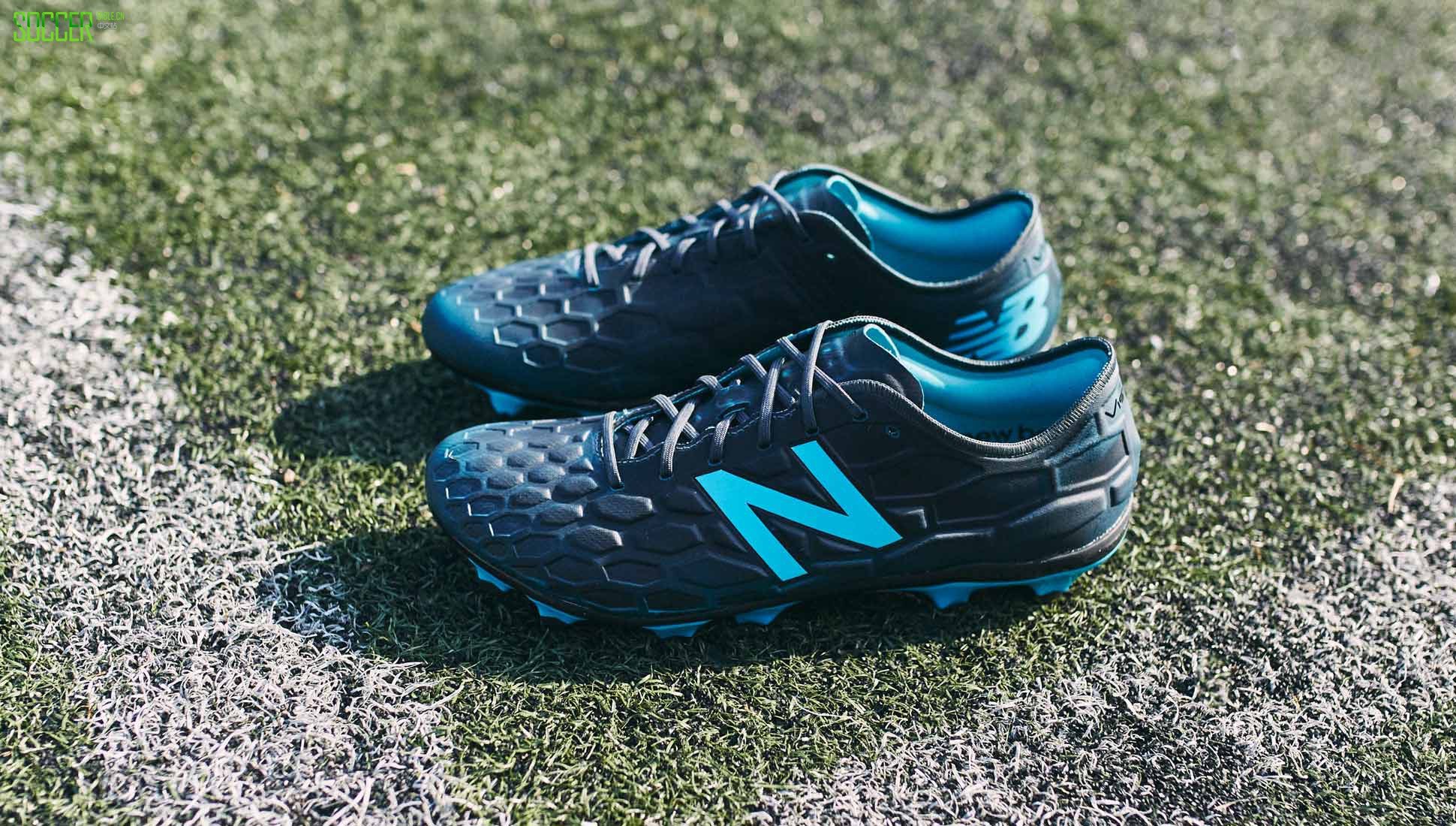 New Balance再一次用神奇的球鞋变色艺术开启了他们第二轮限量足球鞋的大幕,不过这一次主角变成了Visaro 2.0。和之前的遇水变色的Furon 2.0 Hydra不同的是,第二代Visaro采用的是另外一种创新的方法,当它的鞋面在受