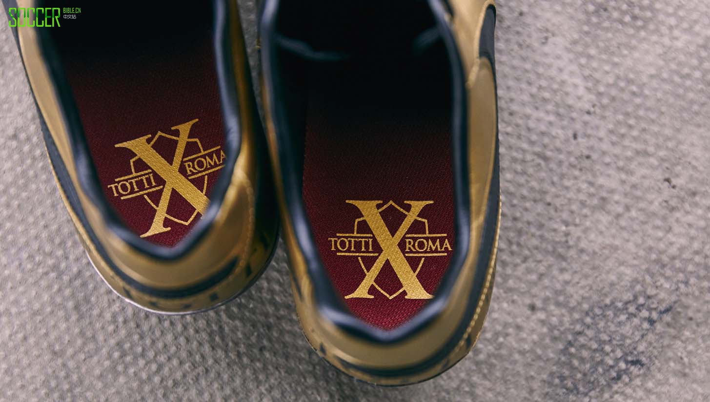 近距离欣赏Nike Tiempo Totti X Roma足球鞋