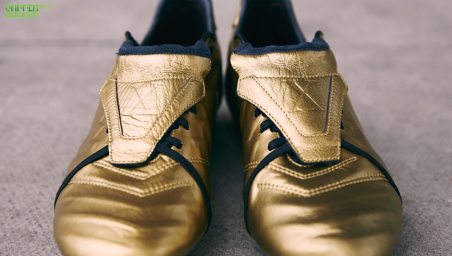 近距离欣赏Nike Tiempo Totti X Roma足球鞋