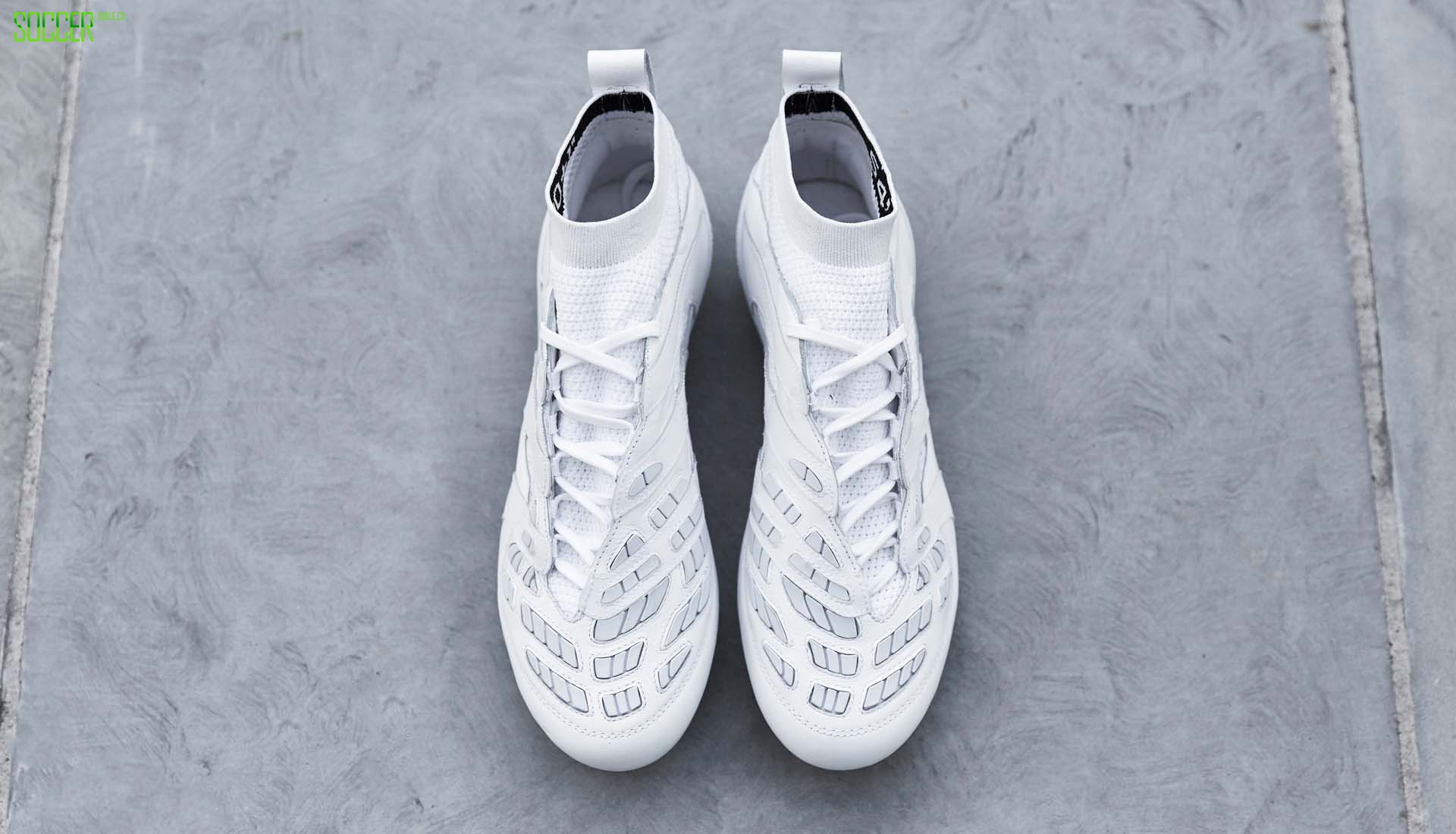 近距离欣赏adidas Predator Accelerator DB