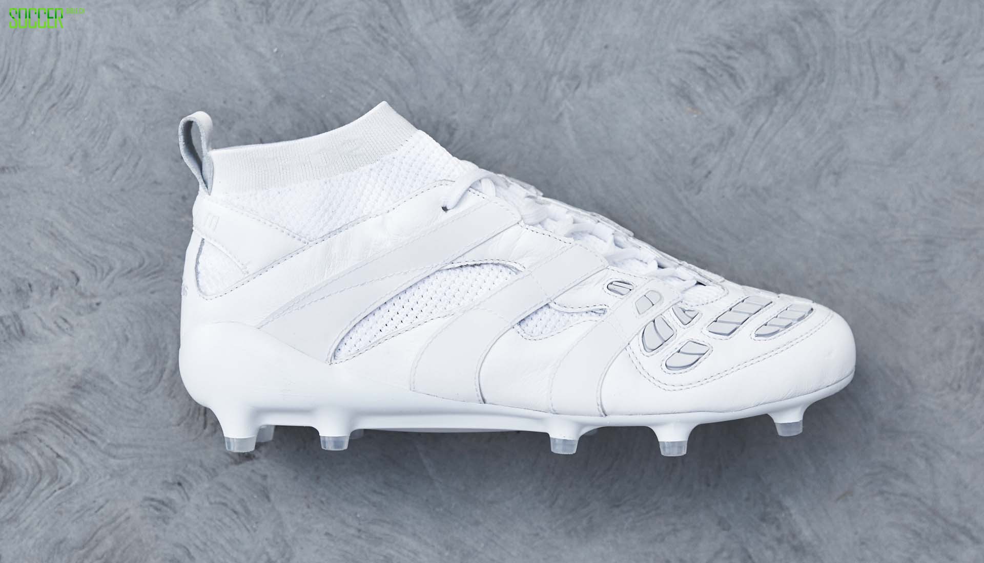 近距离欣赏adidas Predator Accelerator DB