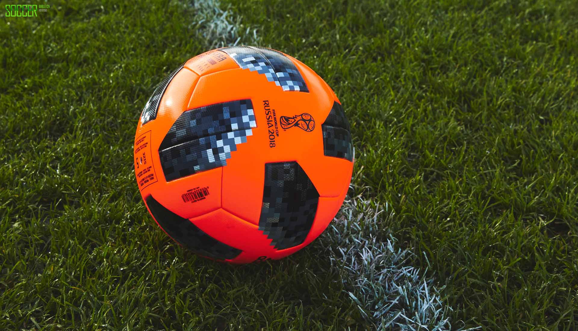 雪地里的大橙子 阿迪达斯Telstar 18冬季版比赛用球