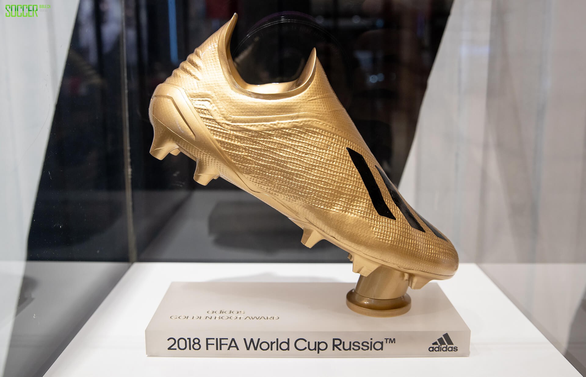 阿迪达斯展示2018世界杯金靴、金球、金手套奖