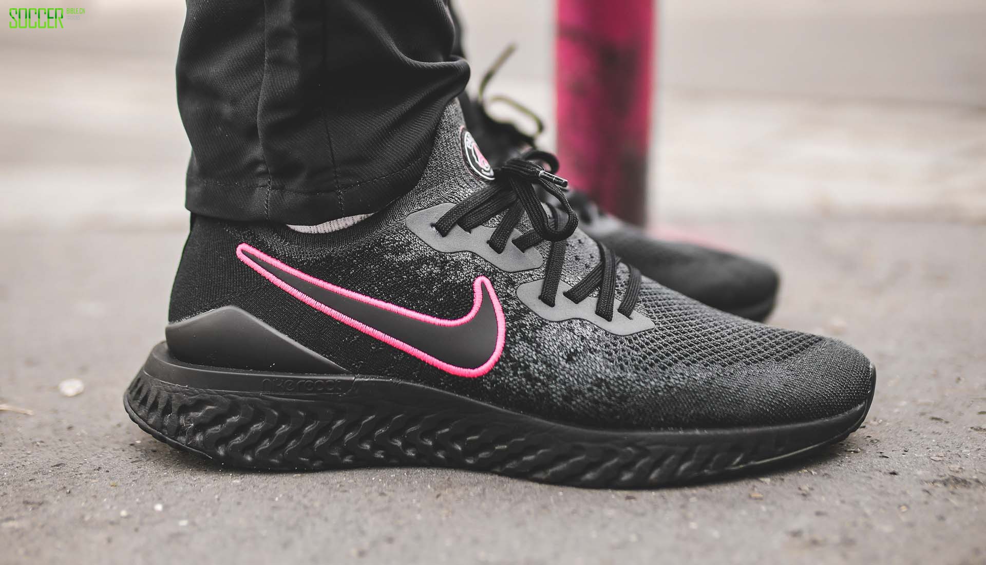 耐克发布PSG Epic React Flyknit 2运动鞋