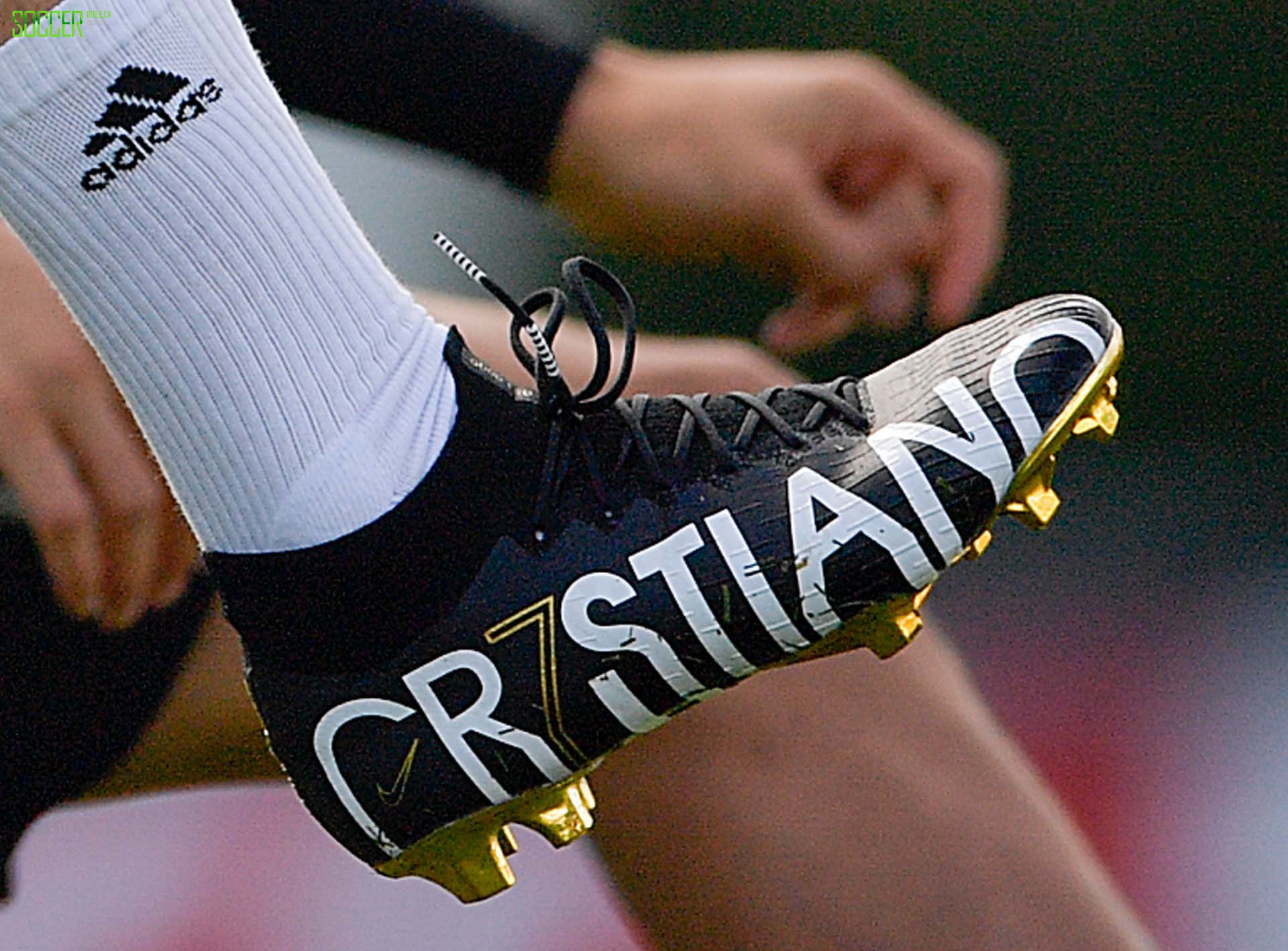 C罗训练中上脚全新特别版Mercurial Superfly