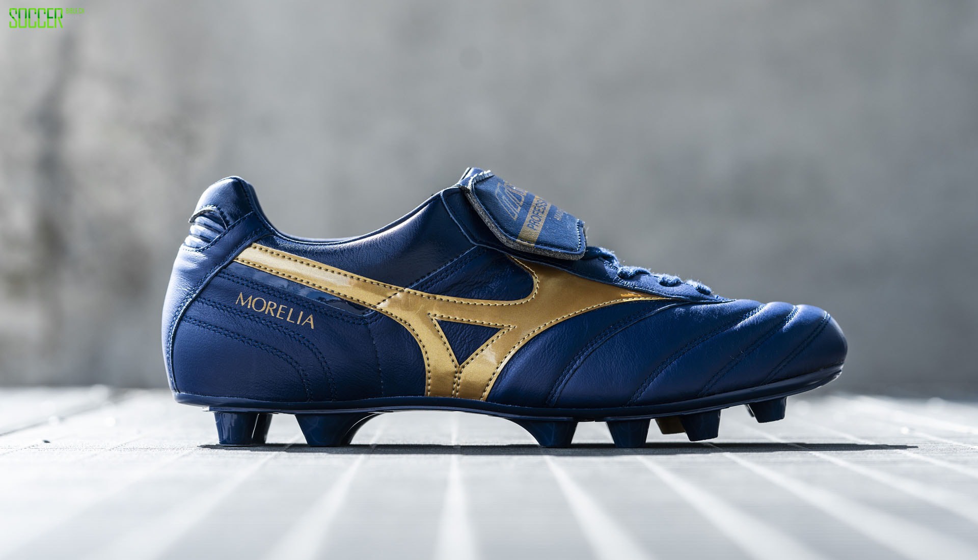 1-mizuno-morelia-blue-gold-min